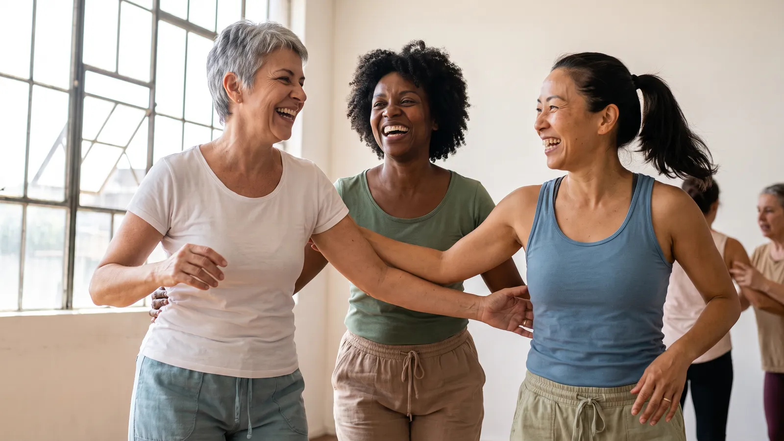 Duas amigas de 50 e poucos anos rindo numa aula de cerâmica