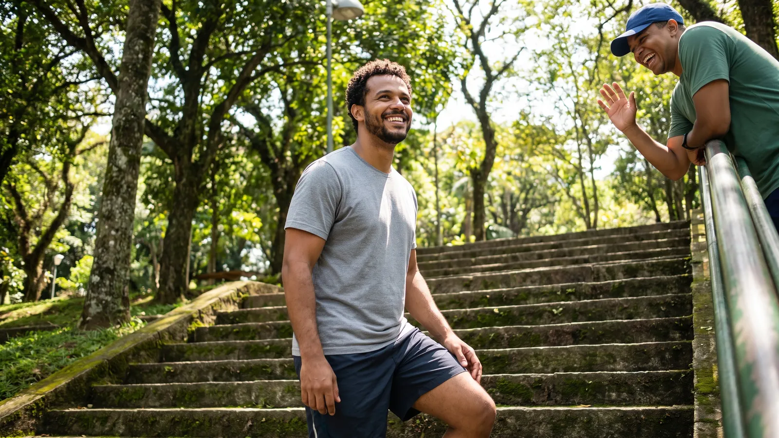 Homem de meia-idade subindo uma escadaria ao ar livre em uma manhã nublada