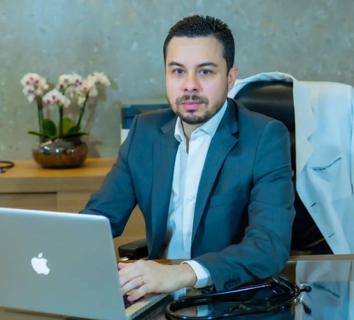 Dr. Lucas Tadeu Moura em seu consultório