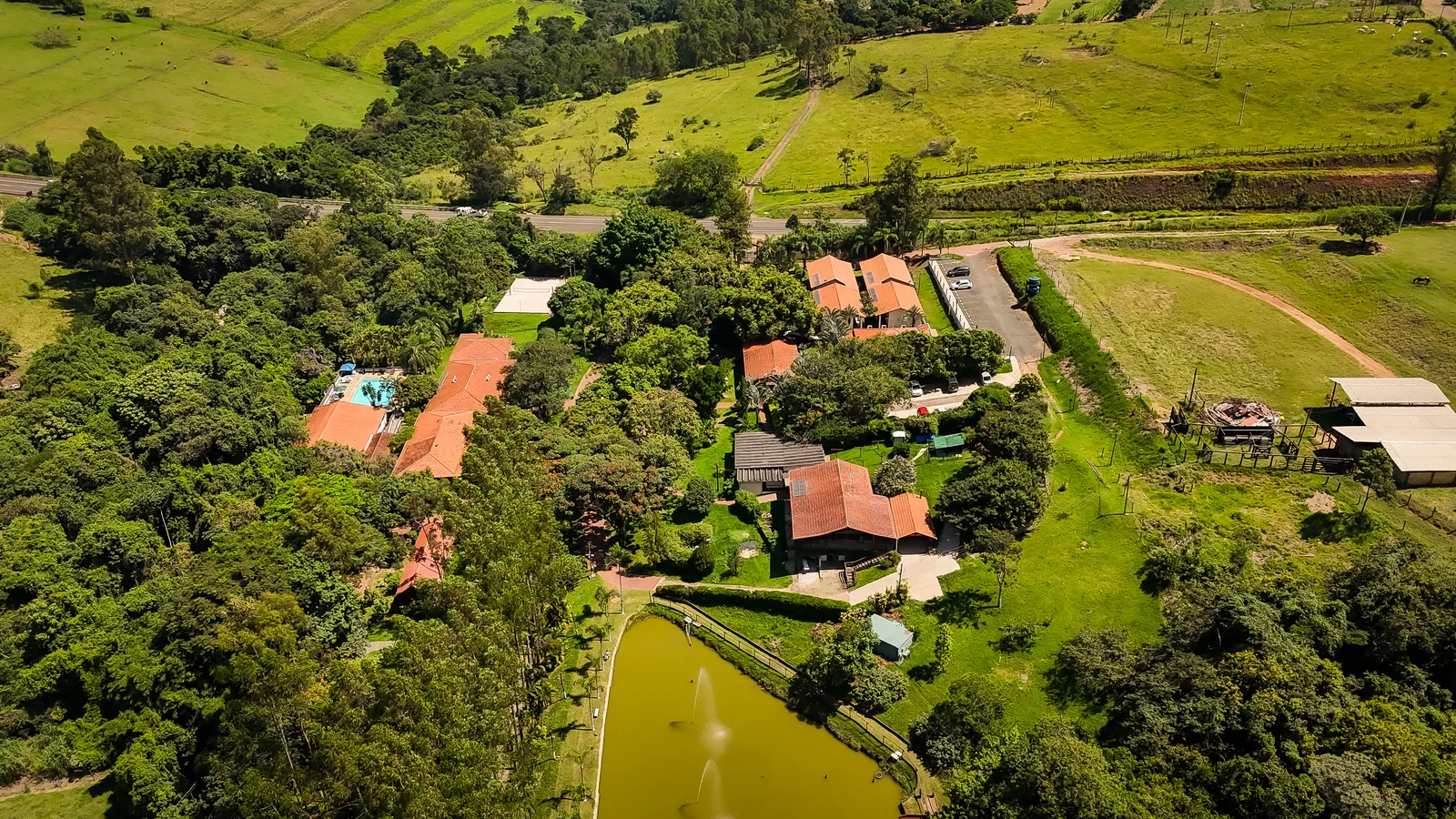 Vista aérea do Água Santa, com o lago e a mata em volta