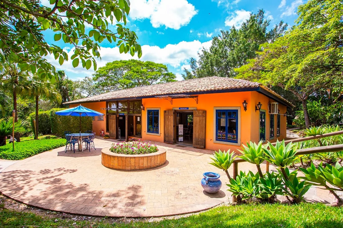Casarão laranja de telhado colonial do Itu Garden, com jardim e canteiro circular