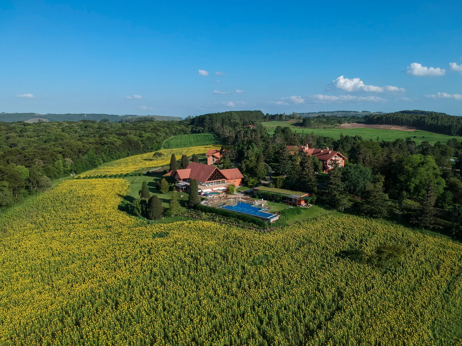 Vista aérea da Fazenda Margarida, com o conjunto do spa cercado de campos e mata