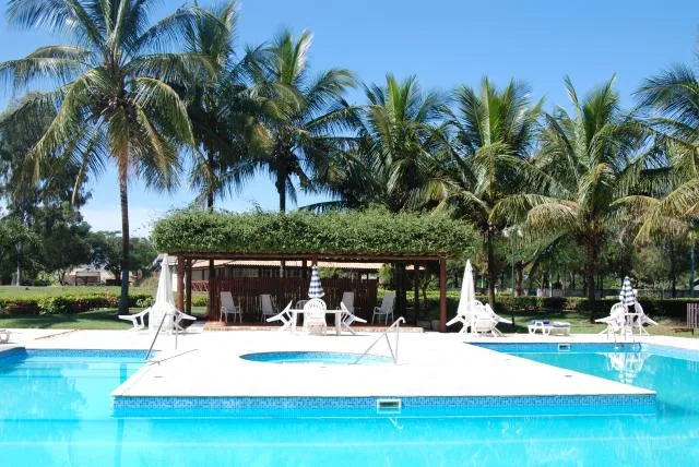 Piscina externa do Natural SPA, cercada de coqueiros e espreguiçadeiras