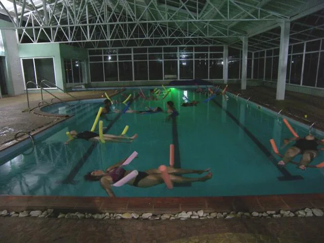 Piscina coberta e aquecida, usada na aula de hidroginástica