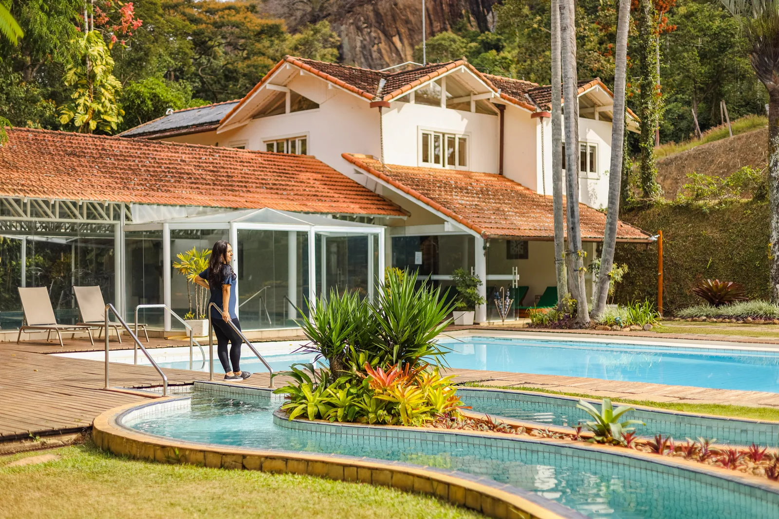 Sede do SPA Posse do Corpo, com piscina externa e jardim em primeiro plano