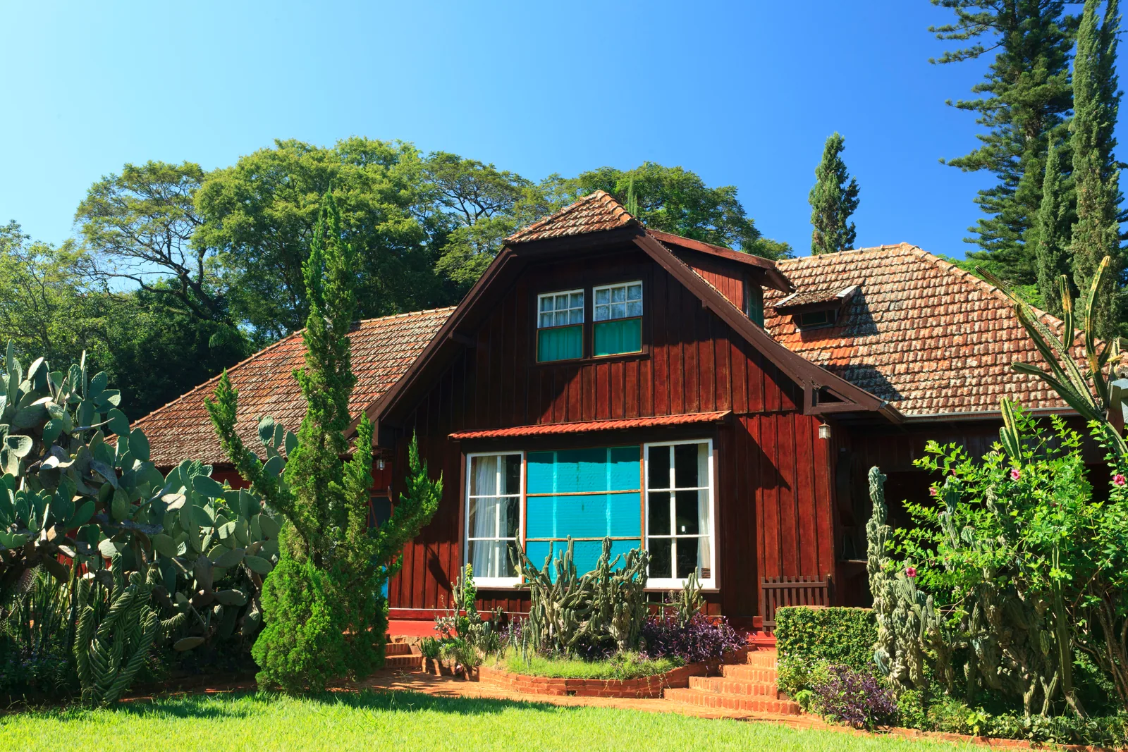 Sede histórica do spa, casa de madeira em estilo colonial alemão, cercada de jardim